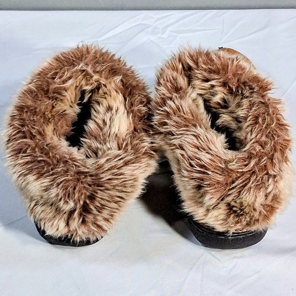 Women's Isotoner Size 8 Faux Fur Indoor/Outdoor Memory Foam Slippers - Picture 4 of 8